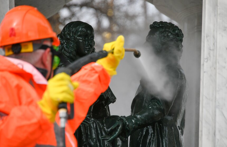 В Москве очистили фонтан-ротонду "Наталья и Александр" у Никитских ворот 7 фото
