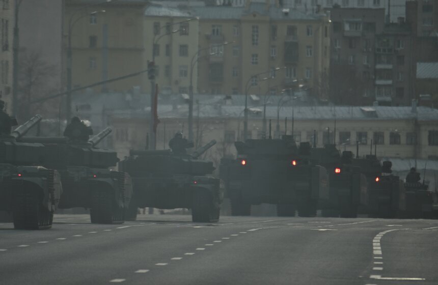 Военная техника проехала по улицам Москвы перед репетицией парада Победы 22 фото