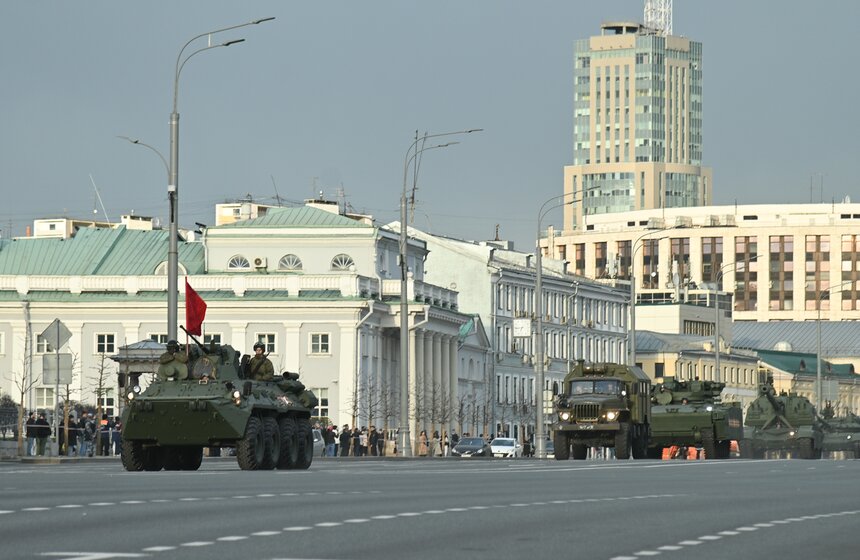Военная техника проехала по улицам Москвы перед репетицией парада Победы 7 фото