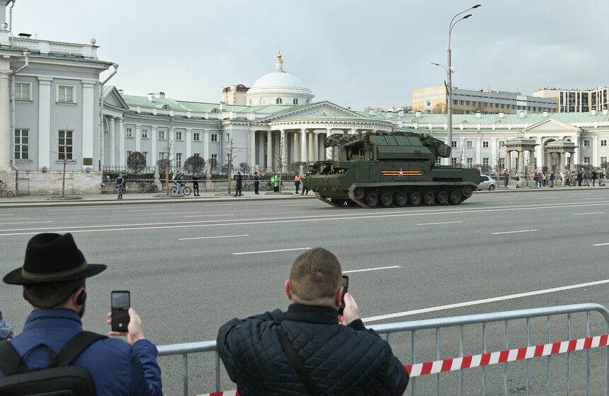 Военная техника проехала по улицам Москвы перед репетицией парада Победы 3 фото
