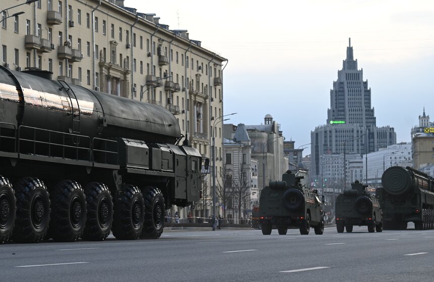 Военная техника проехала по улицам Москвы перед репетицией парада Победы 21 фото