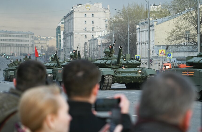 Военная техника проехала по улицам Москвы перед репетицией парада Победы 11 фото