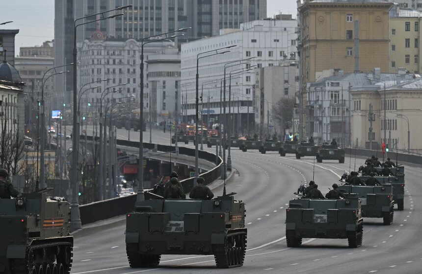Военная техника проехала по улицам Москвы перед репетицией парада Победы 20 фото