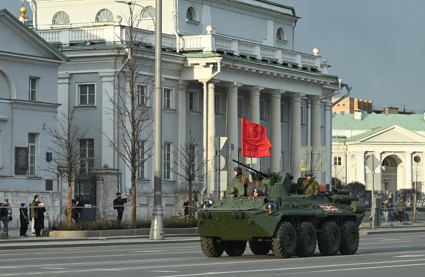 Военная техника проехала по улицам Москвы перед репетицией парада Победы 5 фото