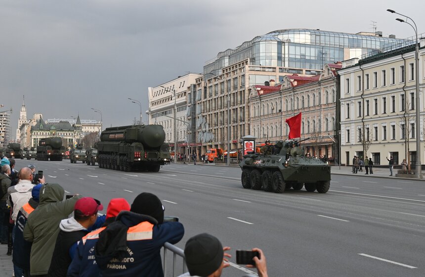 Военная техника проехала по улицам Москвы перед репетицией парада Победы 19 фото