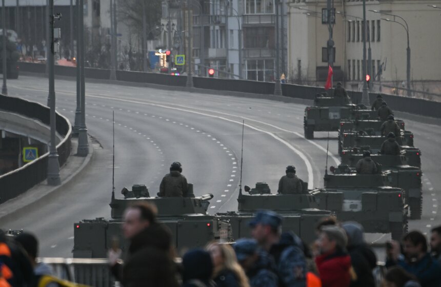 Военная техника проехала по улицам Москвы перед репетицией парада Победы 18 фото