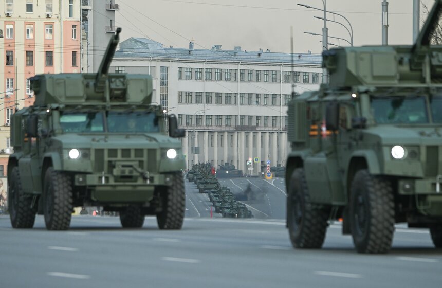 Военная техника проехала по улицам Москвы перед репетицией парада Победы 4 фото