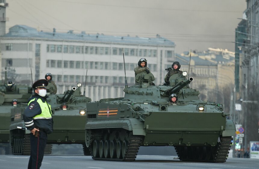 Военная техника проехала по улицам Москвы перед репетицией парада Победы 8 фото