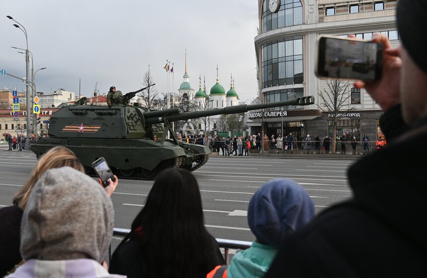 Военная техника проехала по улицам Москвы перед репетицией парада Победы 17 фото