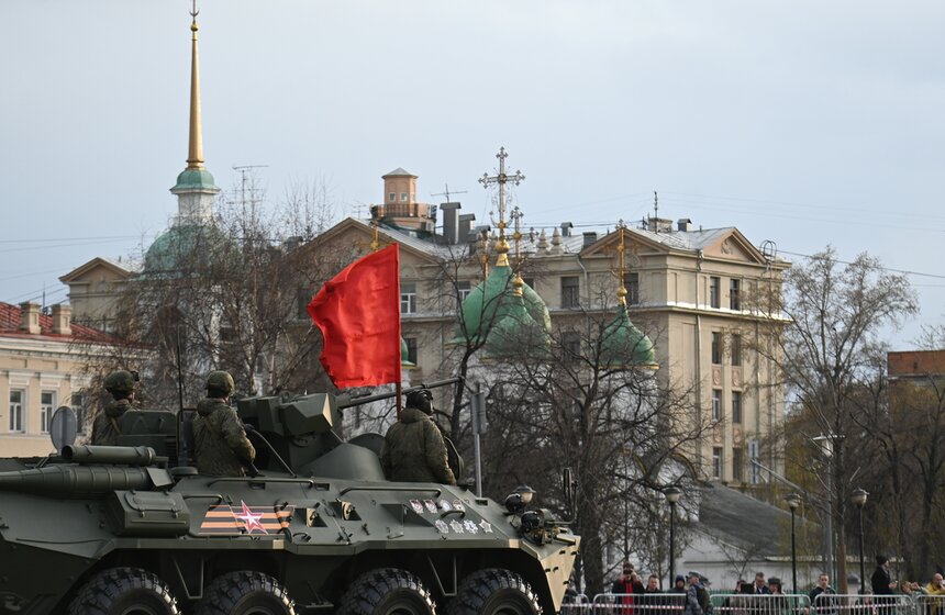 Военная техника проехала по улицам Москвы перед репетицией парада Победы 16 фото