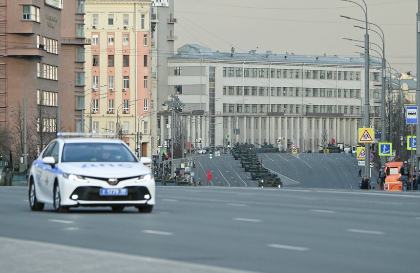 Военная техника проехала по улицам Москвы перед репетицией парада Победы 1 фото