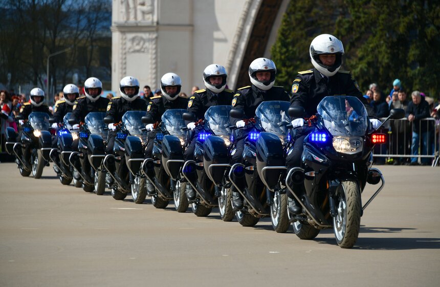 Выступления мотоциклистов почетного эскорта ФСО России прошли на ВДНХ 22 фото