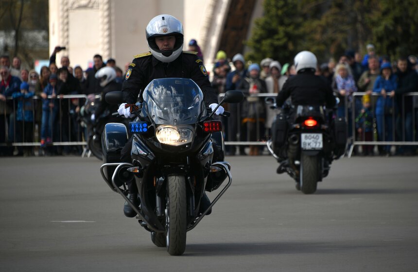 Выступления мотоциклистов почетного эскорта ФСО России прошли на ВДНХ 20 фото