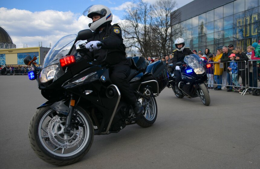 Выступления мотоциклистов почетного эскорта ФСО России прошли на ВДНХ 17 фото