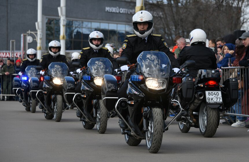 Выступления мотоциклистов почетного эскорта ФСО России прошли на ВДНХ 16 фото