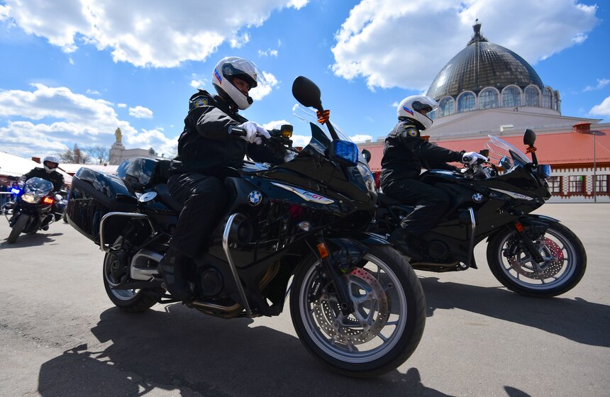 Выступления мотоциклистов почетного эскорта ФСО России прошли на ВДНХ 8 фото