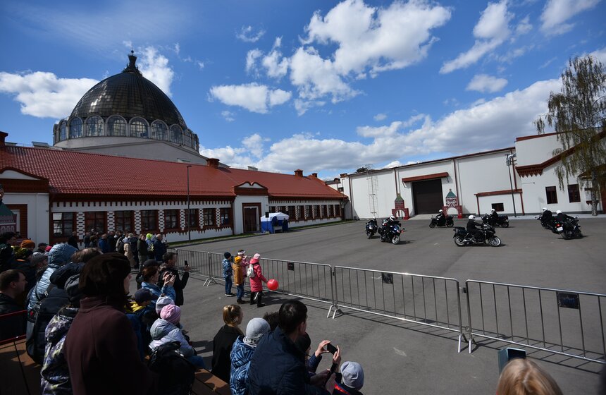 Выступления мотоциклистов почетного эскорта ФСО России прошли на ВДНХ 2 фото