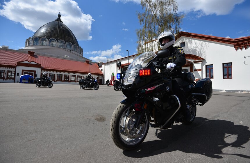 Выступления мотоциклистов почетного эскорта ФСО России прошли на ВДНХ 6 фото