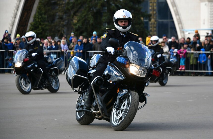 Выступления мотоциклистов почетного эскорта ФСО России прошли на ВДНХ 18 фото