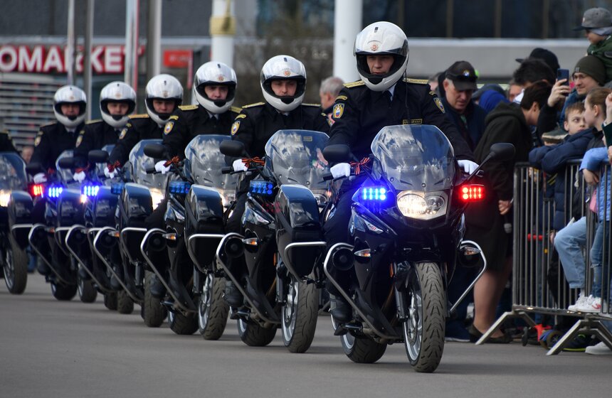 Выступления мотоциклистов почетного эскорта ФСО России прошли на ВДНХ 10 фото