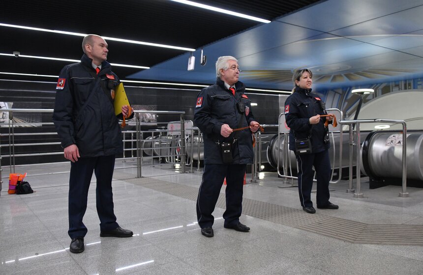 Пассажирам столичного транспорт раздают георгиевские ленточки 1 фото