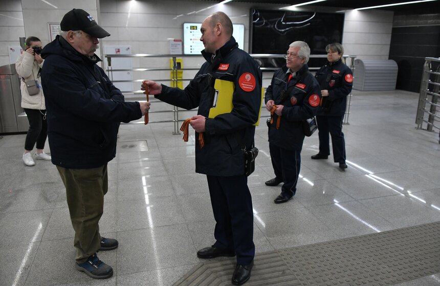 Пассажирам столичного транспорт раздают георгиевские ленточки 12 фото