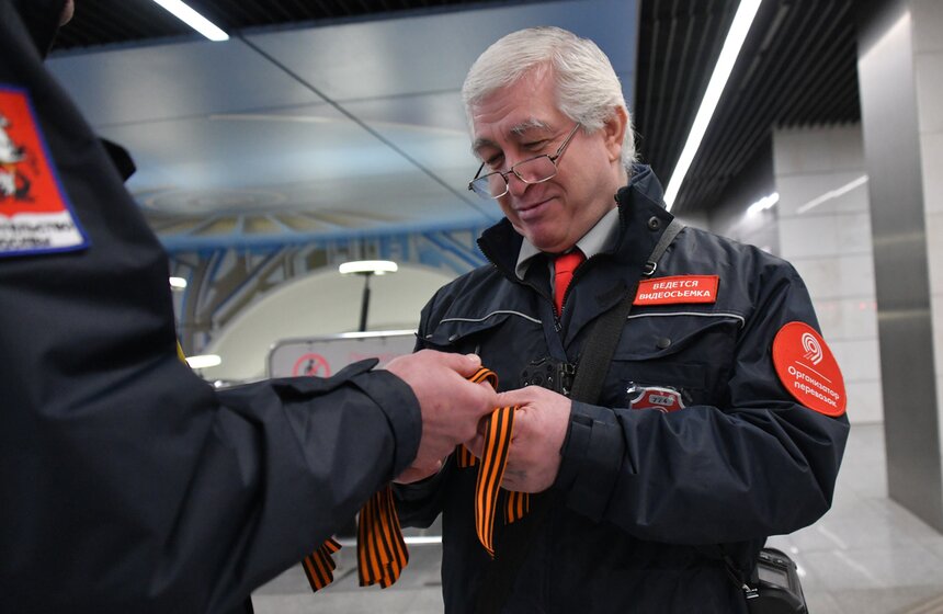 Пассажирам столичного транспорт раздают георгиевские ленточки 11 фото