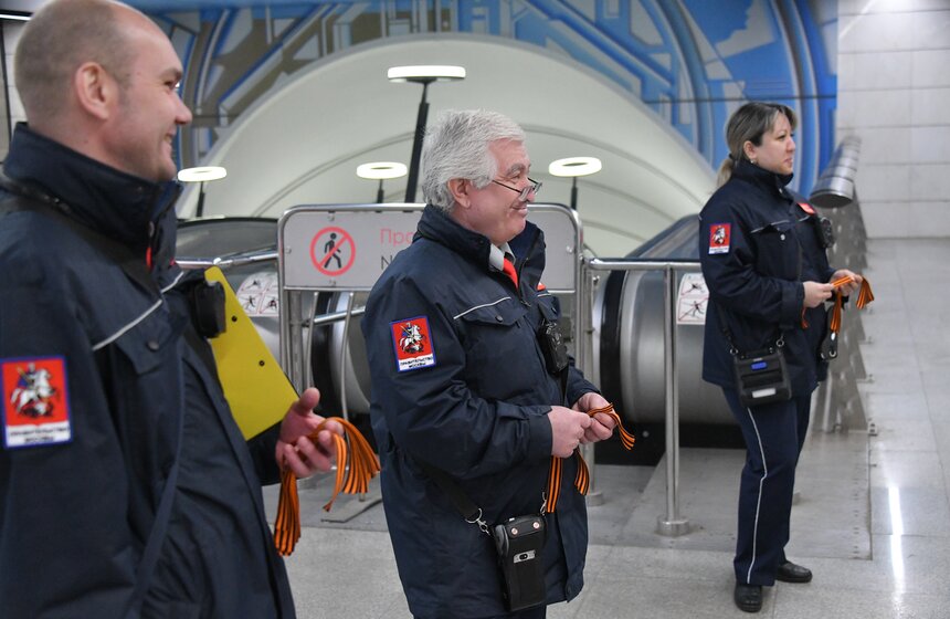 Пассажирам столичного транспорт раздают георгиевские ленточки 10 фото