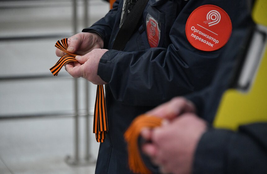 Пассажирам столичного транспорт раздают георгиевские ленточки 16 фото