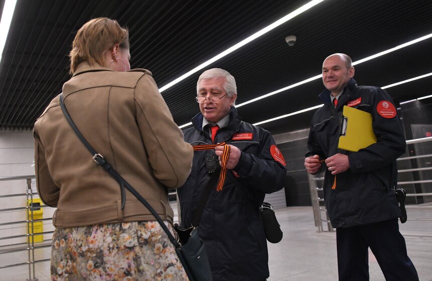 Пассажирам столичного транспорт раздают георгиевские ленточки 14 фото