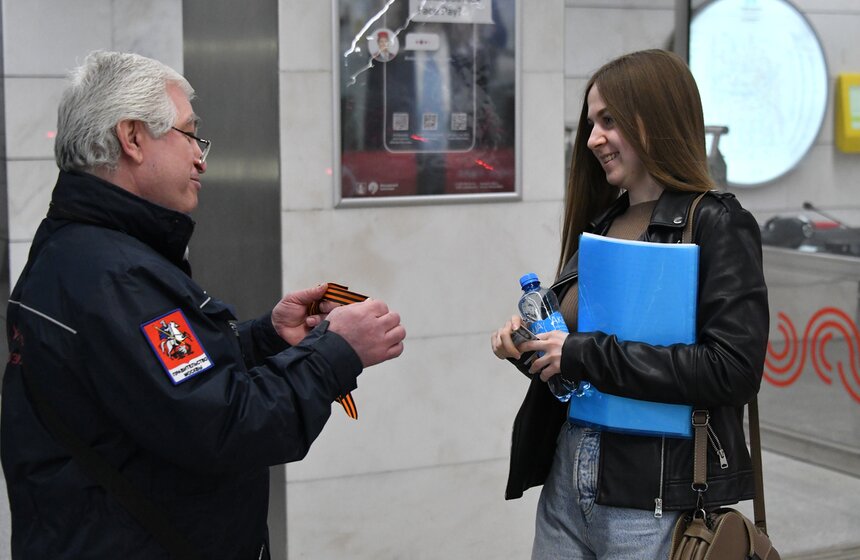 Пассажирам столичного транспорт раздают георгиевские ленточки 9 фото