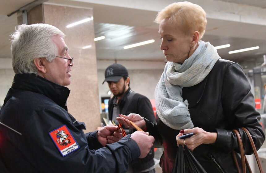 Пассажирам столичного транспорт раздают георгиевские ленточки 5 фото