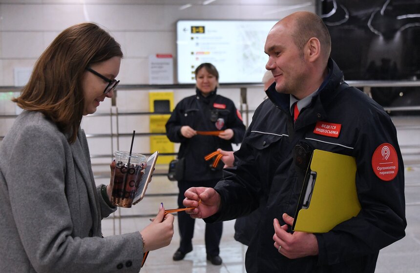 Пассажирам столичного транспорт раздают георгиевские ленточки 15 фото