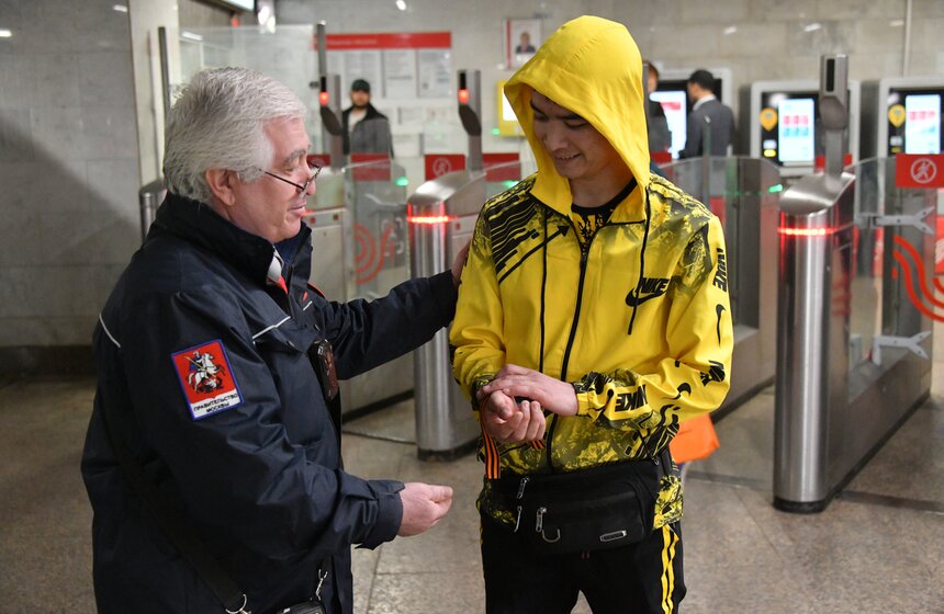 Пассажирам столичного транспорт раздают георгиевские ленточки 6 фото