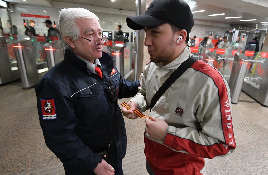 Пассажирам столичного транспорт раздают георгиевские ленточки 2 фото