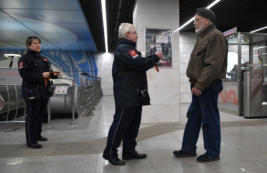 Пассажирам столичного транспорт раздают георгиевские ленточки 7 фото