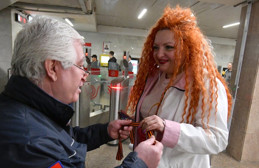 Пассажирам столичного транспорт раздают георгиевские ленточки 3 фото