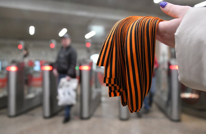 Пассажирам столичного транспорт раздают георгиевские ленточки 4 фото