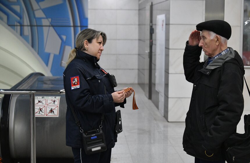 Пассажирам столичного транспорт раздают георгиевские ленточки 13 фото