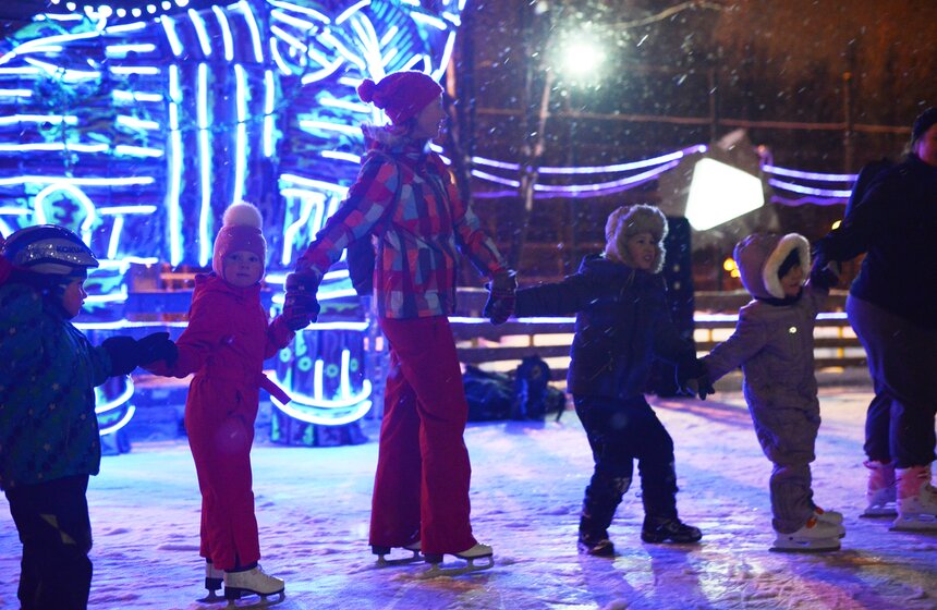 На катке в Измайловском парке устроили цирковое шоу 7 фото