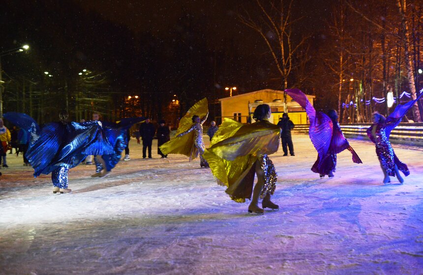 На катке в Измайловском парке устроили цирковое шоу 6 фото