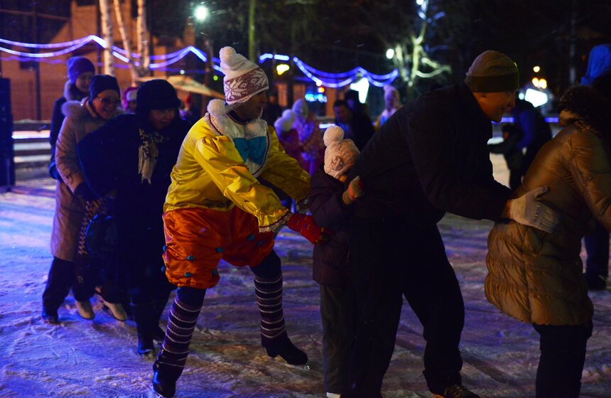 На катке в Измайловском парке устроили цирковое шоу 9 фото