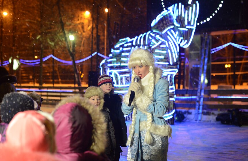На катке в Измайловском парке устроили цирковое шоу 3 фото