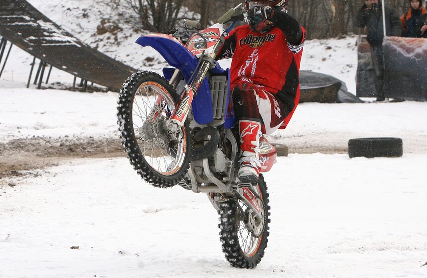 В Москве прошло мотофристайл-шоу FMX-райдеров 5 фото