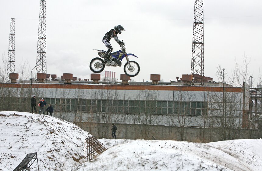 В Москве прошло мотофристайл-шоу FMX-райдеров 6 фото