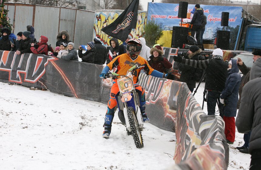 В Москве прошло мотофристайл-шоу FMX-райдеров 8 фото