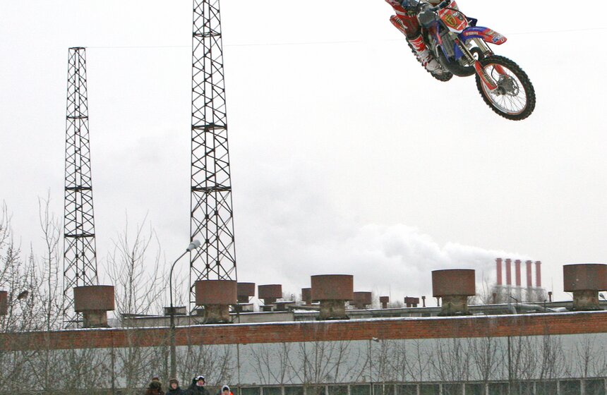 В Москве прошло мотофристайл-шоу FMX-райдеров 7 фото