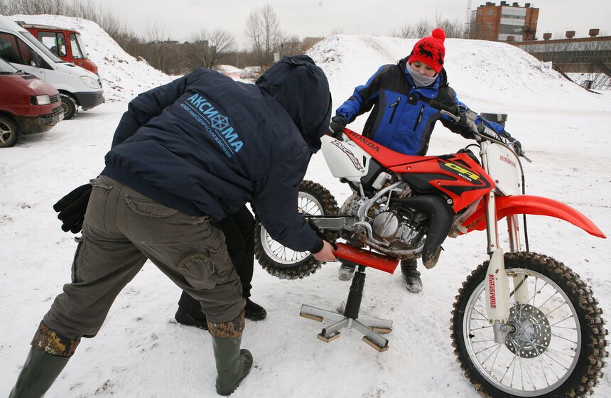 В Москве прошло мотофристайл-шоу FMX-райдеров 17 фото