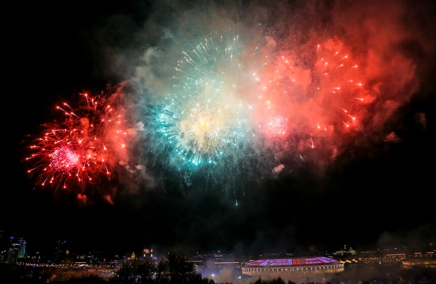 Салют в честь Дня Победы прогремел в небе над Москвой 5 фото