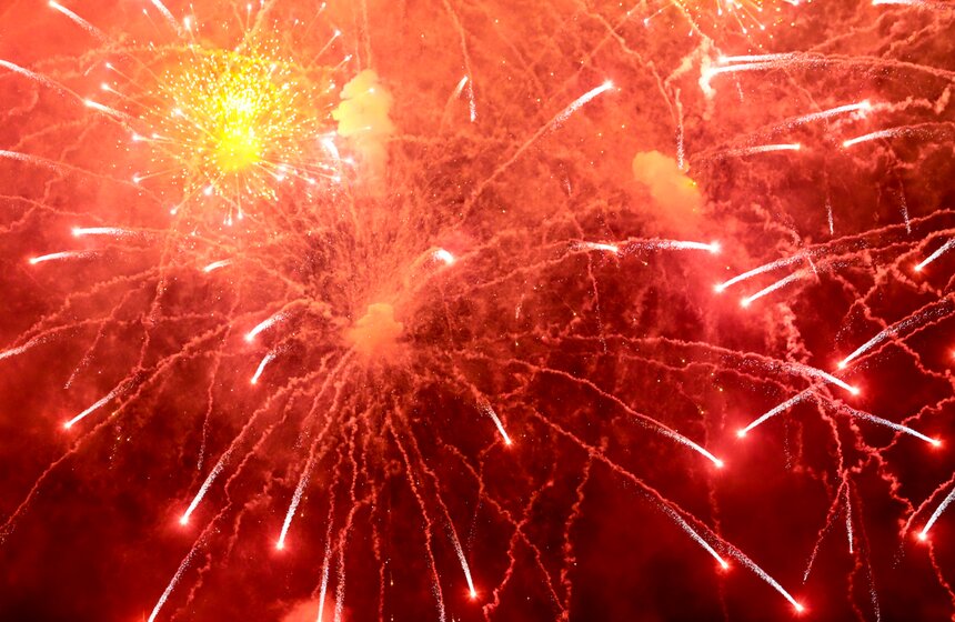 Салют в честь Дня Победы прогремел в небе над Москвой 2 фото